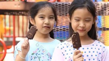 亚洲孩子共享<strong>冰</strong>淇淋